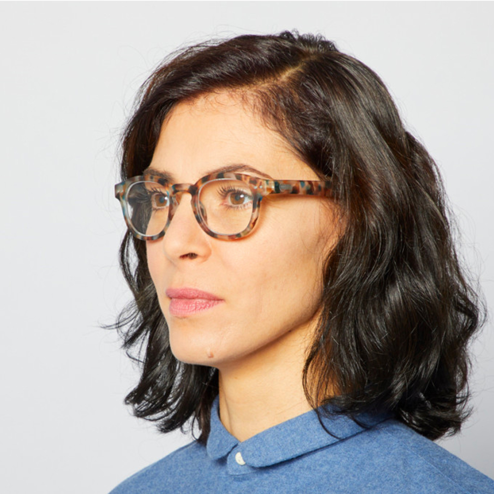 reading glasses blue tortoise frame C by Izipizi on her